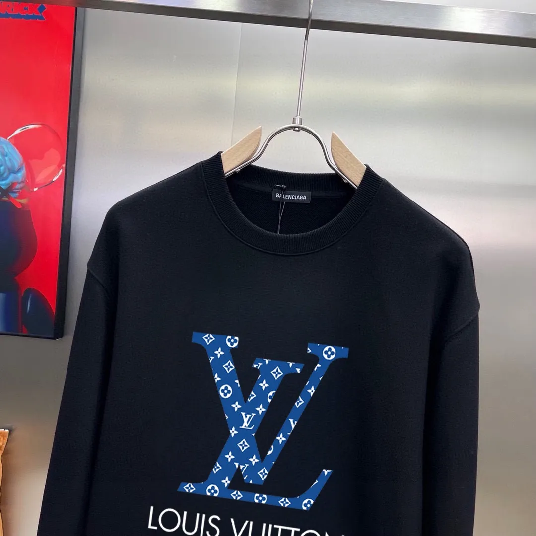 🅿️380 [LV Louis Vuitton] (Fat Man Gospel) hot-selling suit is coming. Focus on the original version of the official website. 2025 new hot-selling sweatshirt suit. The original order is hard to buy🇭🇰. It is the meticulous work of top designers for a fitting and perfect upper body effect. All-natural high-quality Roman cotton 100%, close-fitting comfort, noble and elegant! Original hardware embodies elegance and nobility! Counter size: M-5XL (maximum wear up to 220 pounds)